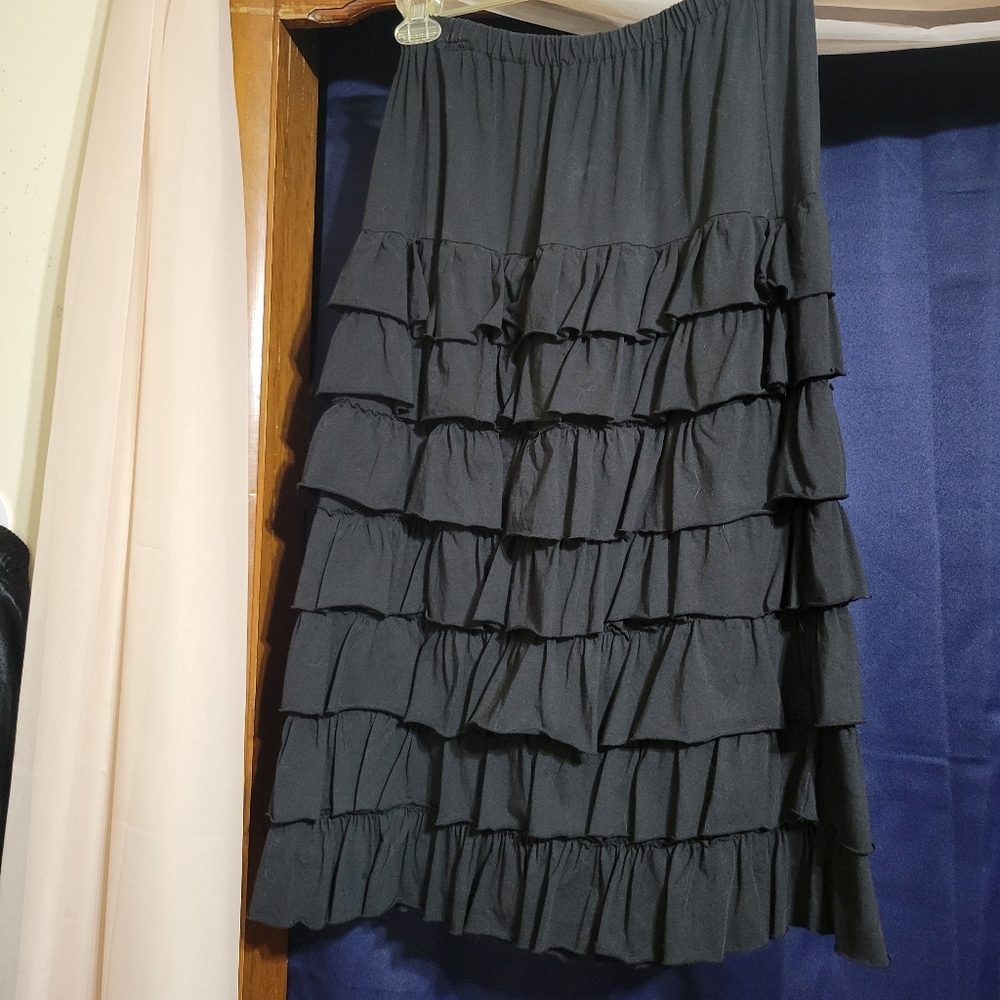 Black T Shirt Skirt with Ruffled Style